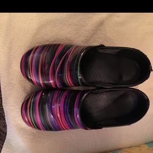 ๐Rainbow striped Dansko clogs/shoes๐